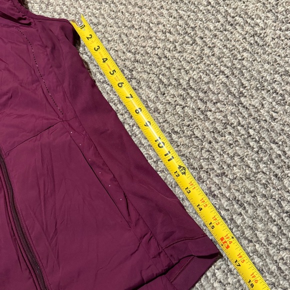 Lululemon Run For Cold vest in a plum burgundy - Picture 5 of 11